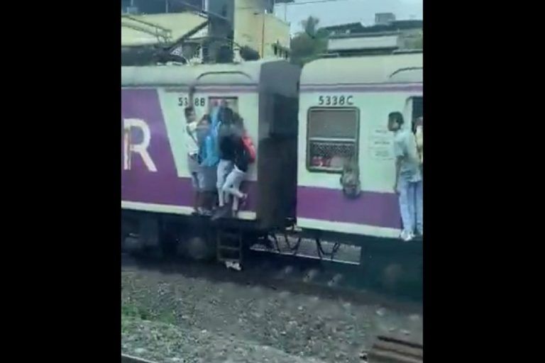 Viral Video : ट्रेनला लटकून स्टंट करणं पडलं महागात, खांबाला धडकून तरुण गंभीर जखमी!